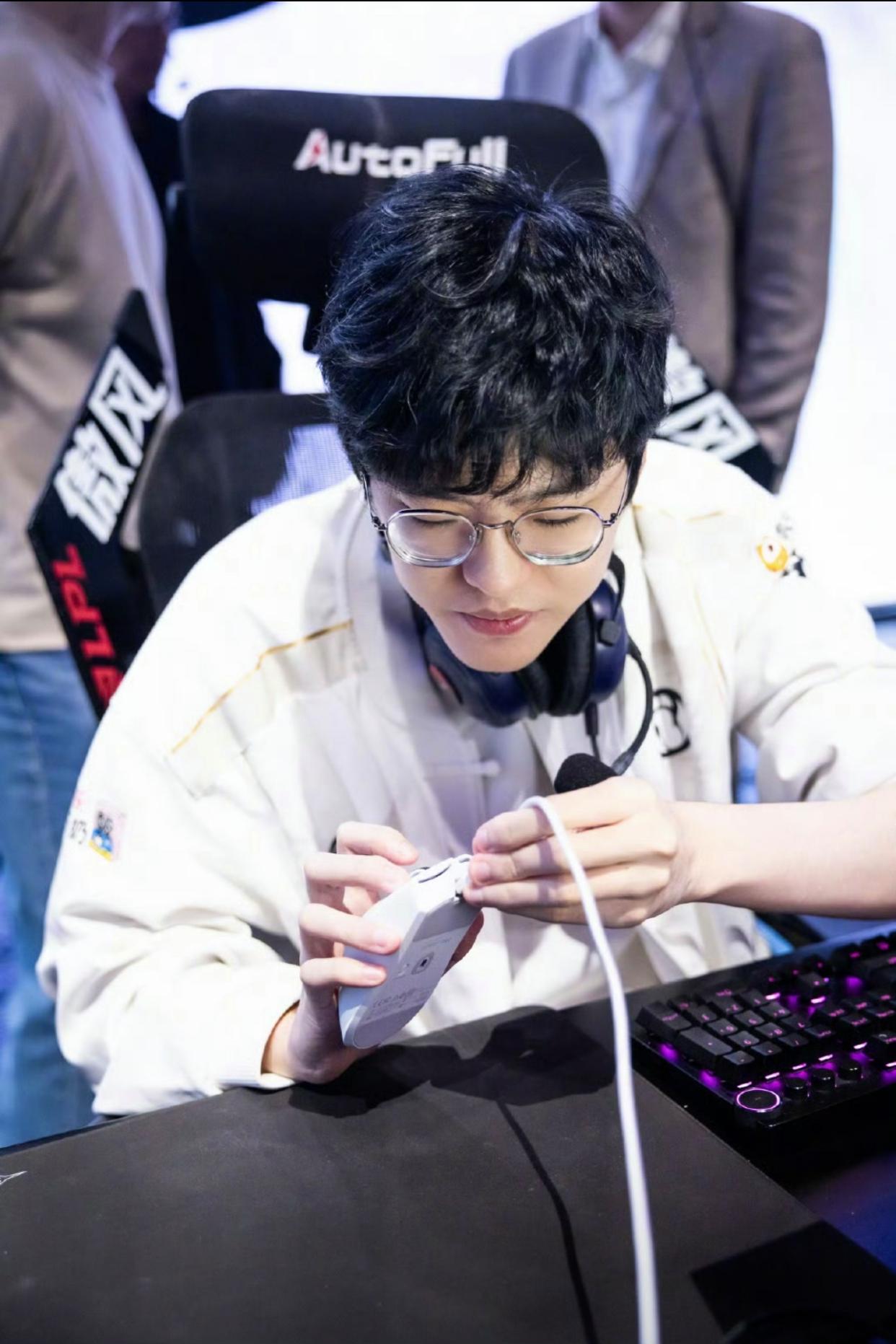 九游体育Rookie意外战胜皇家马德里，表现优异引爆全场！(faker最怕的中单)